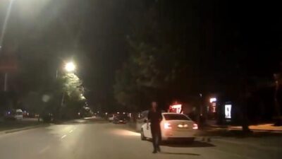Adana’da gece yarısı hızla yolda giden şahısları uyaran gençler saldırıya