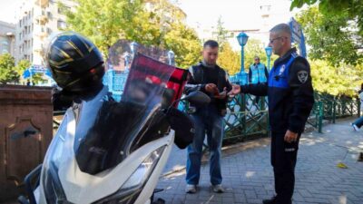 Eskişehir Büyükşehir Belediyesi Zabıta ekipleri, kentte yayalaştırılmış bölgelerde araç, motosiklet,