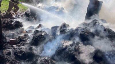 Yayladağı ilçesinde, Bozlu Mahallesi’ndeki bir samanlıkta çıkan yangın, Hatay Büyükşehir