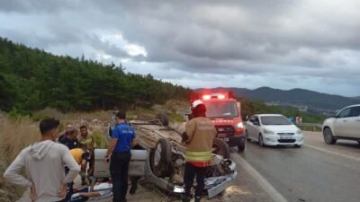 Hatay’ın Yayladağı ilçesinde meydana gelen trafik kazasında bir otomobil takla