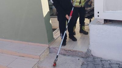 Hatay’ın Yayladağı ilçesinde yerleşim yerinde görülen yılan, itfaiye ekipleri tarafından