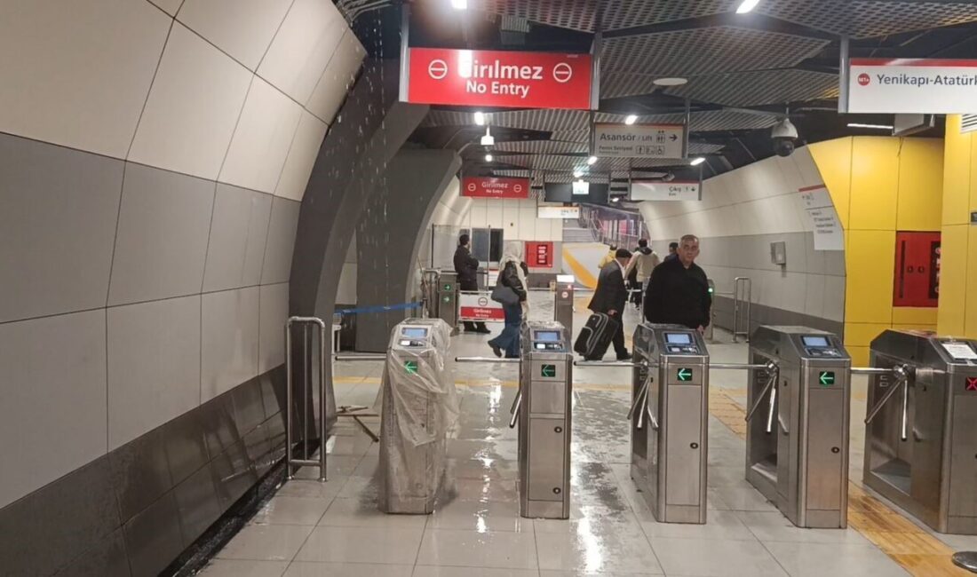 İstanbul’un Yenibosna Metro İstasyonu’nda tavan kısmından su sızıntısı başladı, gören