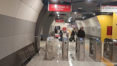 İstanbul’un Yenibosna Metro İstasyonu’nda tavan kısmından su sızıntısı başladı, gören