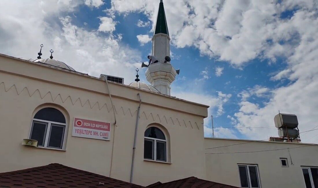 Hatay’ın Erzin ilçesinde, Yeşiltepe Mahallesi’nde bulunan camiye düşen yıldırım, sağanak