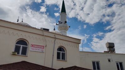 Hatay’ın Erzin ilçesinde, Yeşiltepe Mahallesi’nde bulunan camiye düşen yıldırım, sağanak