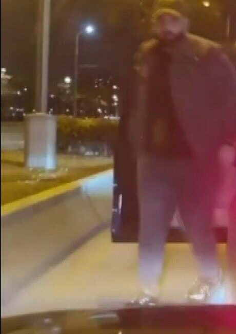 İzmir’in Konak ilçesinde seyir halindeki sürücüler arasında çıkan tartışmada, 9