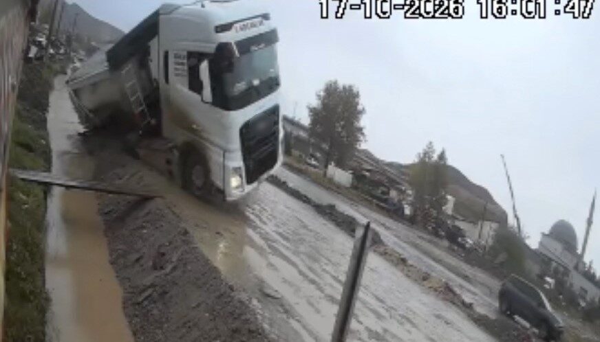 Çorum’da meydana gelen bir kazada, yola karşı yönden gelen araca
