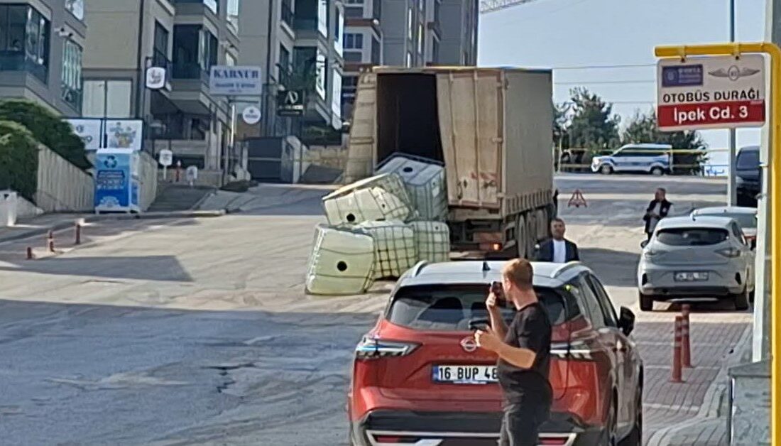 Bursa’da, kimyasal madde taşıyan bir aracın dorsesinde bulunan 4 varilin