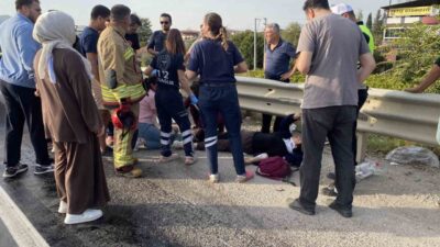 Manisa’nın Alaşehir ilçesinde, mazot dökülmesi sonucu kayganlaşan yolda meydana gelen
