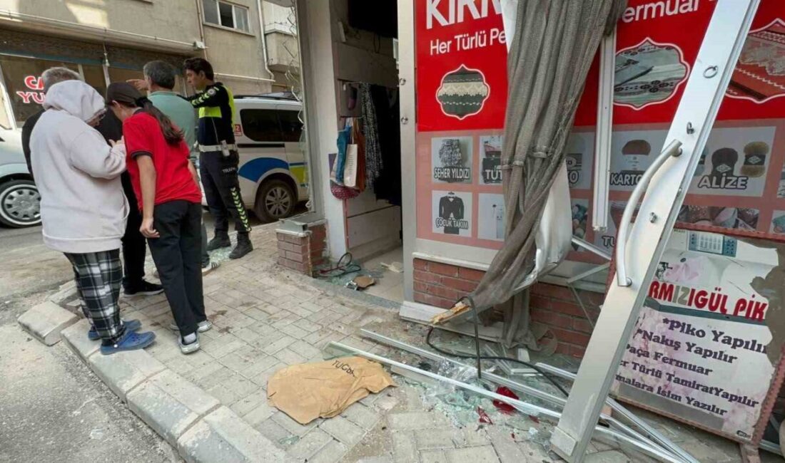 Elazığ’da şehir içi yolcu minibüsü ile ticari taksinin çarpışması sonucu