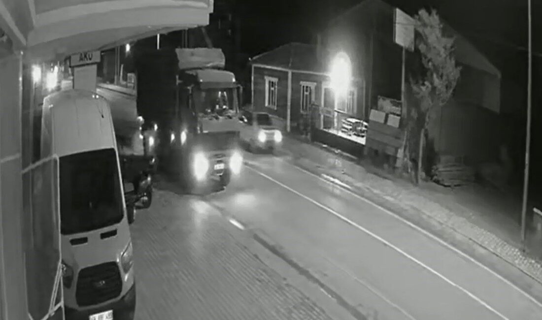 Eskil ilçesinde meydana gelen trafik kazasında, yolda kalan bir kamyonun