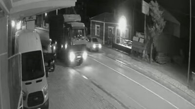 Eskil ilçesinde meydana gelen trafik kazasında, yolda kalan bir kamyonun