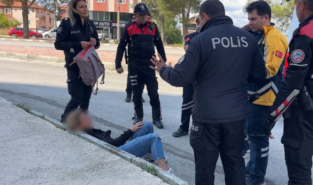 Burdur’da, alkollü olduğu düşünülen bir Ukraynalı kadın, cadde üzerinde araçların