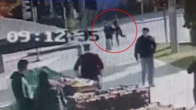 Eskişehir’de, çevredeki vatandaşlara ve araçlara rastgele saldırdığı iddia edilen bir