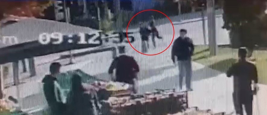 Eskişehir’de, çevredeki vatandaşlara ve araçlara rastgele saldırdığı iddia edilen bir