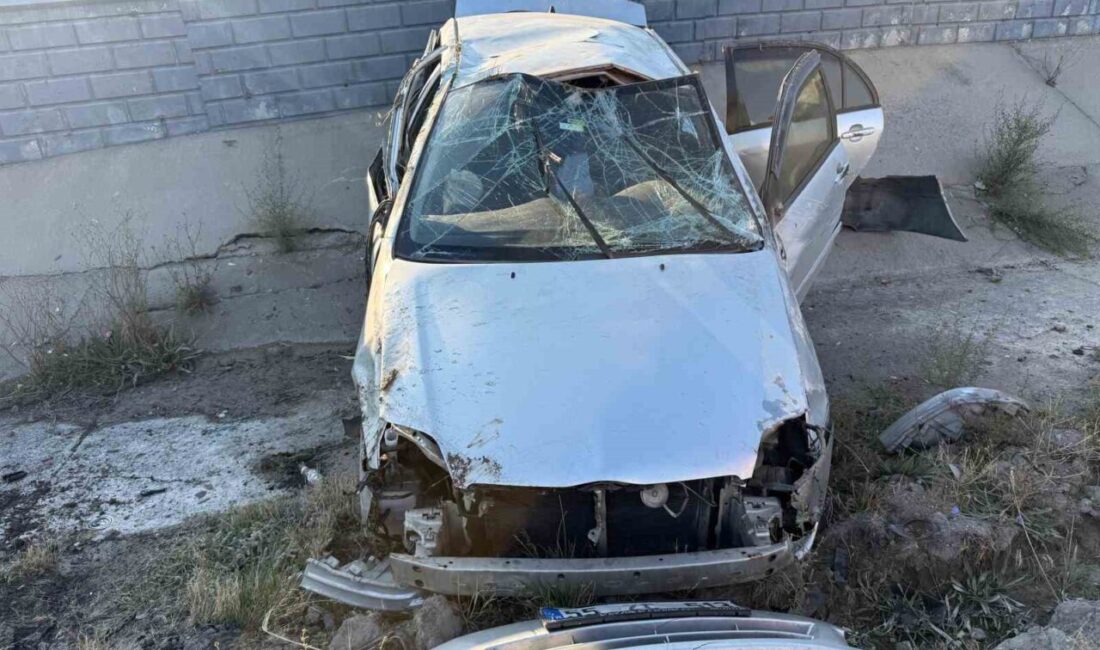 Yozgat’ta meydana gelen trafik kazasında refüje çarpan bir otomobil devrildi