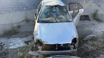 Yozgat’ta meydana gelen trafik kazasında refüje çarpan bir otomobil devrildi