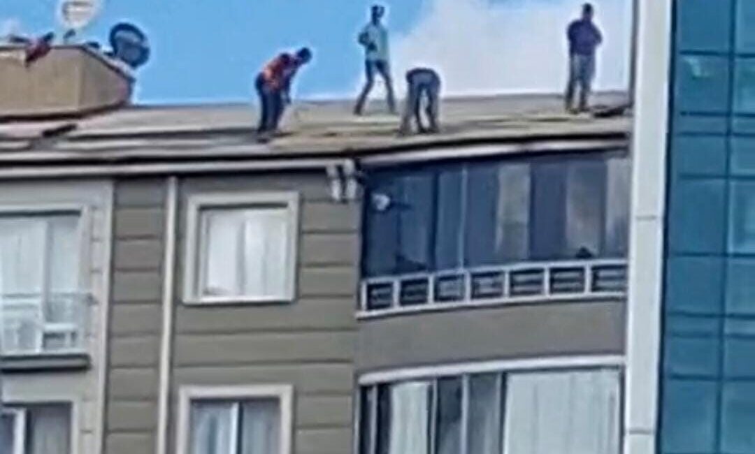 Yozgat’ta, Karatepe Mahallesi’nde bir binanın çatısında güvenlik önlemleri almadan çalışan