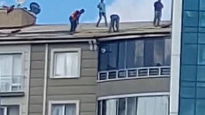 Yozgat’ta, Karatepe Mahallesi’nde bir binanın çatısında güvenlik önlemleri almadan çalışan