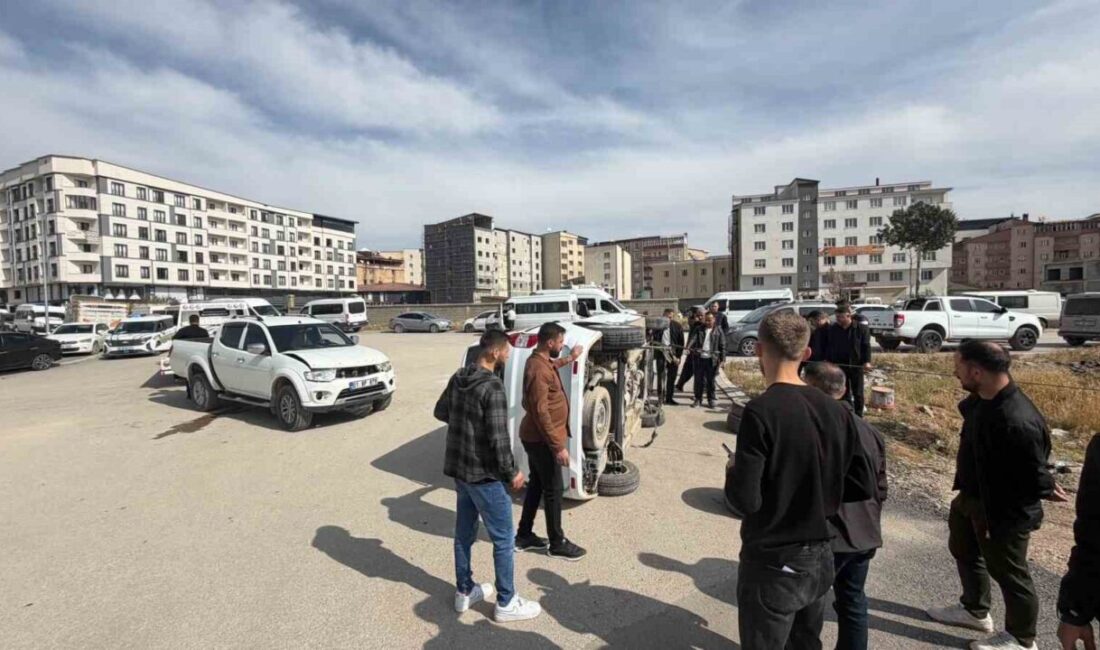 Yüksekova ilçesinde yaşanan bir trafik kazasında, bir kamyonet ile hafif