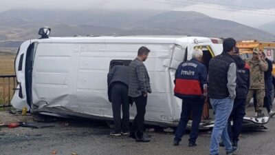 Hakkari’nin Yüksekova ilçesinde meydana gelen bir kaza sonucu, okul servisinin
