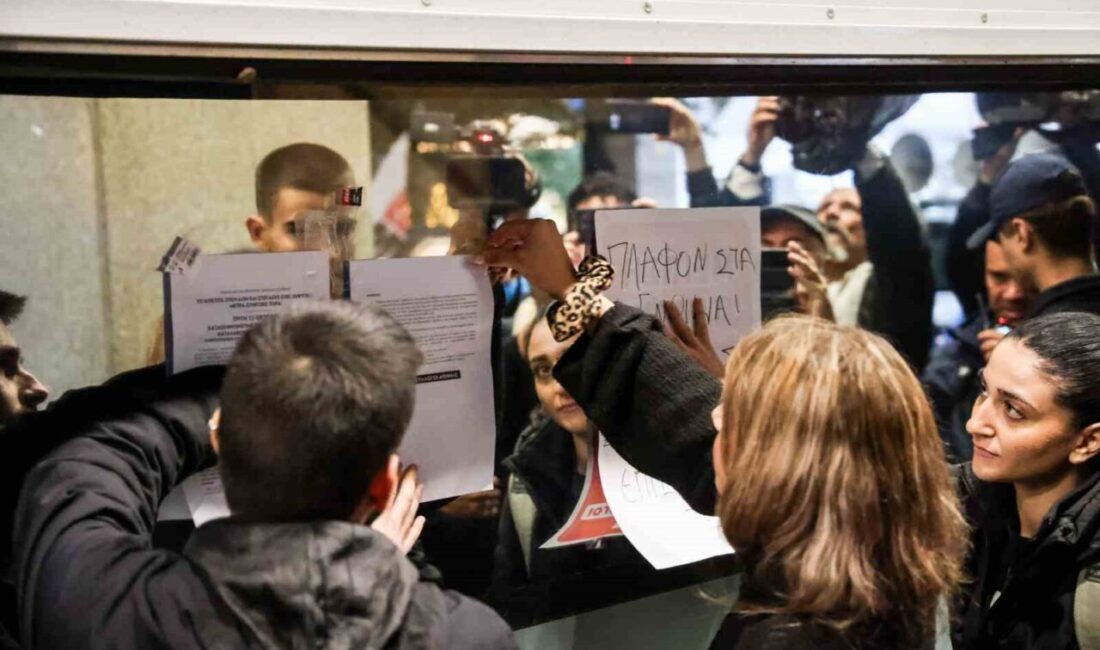 Yunanistan’da öğrenciler, kamu eğitimine ayrılan fonların yetersizliğini protesto etmek amacıyla