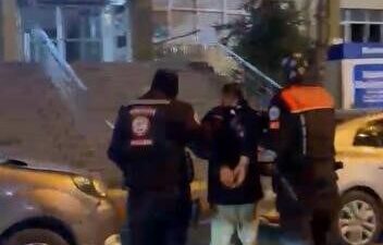 Kayseri’de Motosikletli Polis Timleri Büro Amirliği ekipleri, şüpheli bir kişiyi
