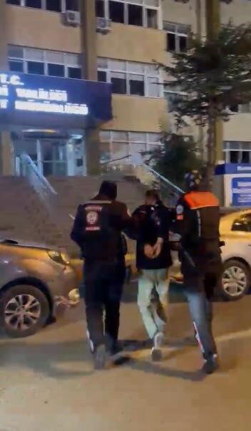 Kayseri’de Motosikletli Polis Timleri Büro Amirliği ekipleri, şüpheli bir kişiyi