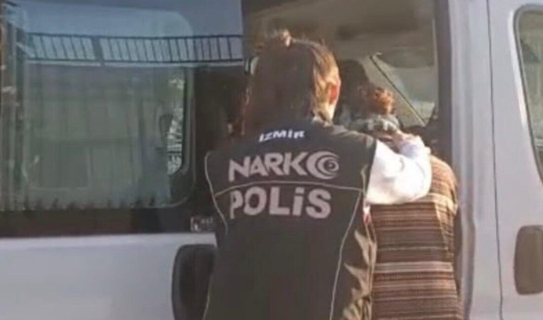 İzmir şehrinde polis ekipleri tarafından uyuşturucu ticareti yaparken suçüstü yakalanan