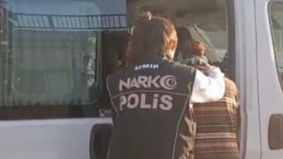 İzmir şehrinde polis ekipleri tarafından uyuşturucu ticareti yaparken suçüstü yakalanan