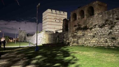 Zeytinburnu İlçesi’nde, tarihi Topkapı Surları’nın yakınında bir erkek cesedi bulundu.