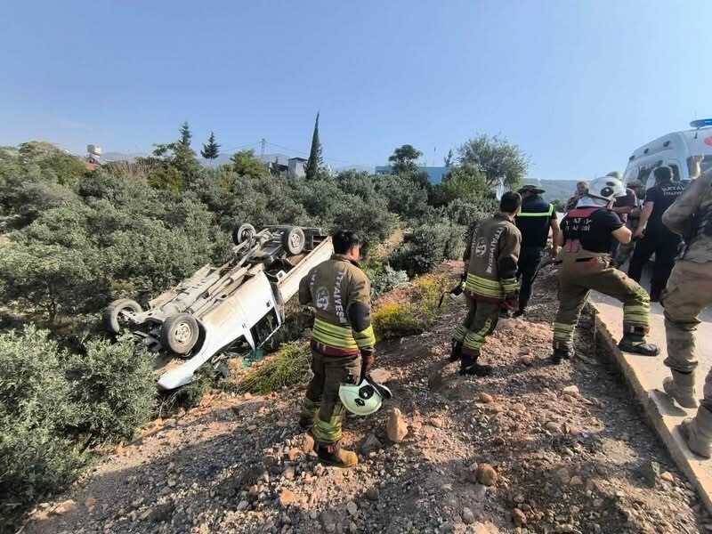 Hatay’ın İskenderun ilçesinde zeytin bahçesine uçarak ters dönen kamyonetin sürücüsü