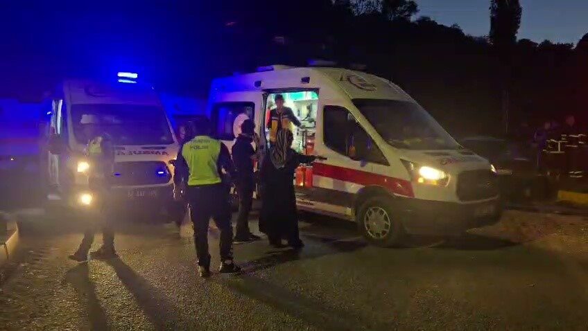 Zonguldak’ta meydana gelen trafik kazasında iki aracın kavşakta çarpışması sonucu