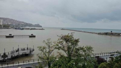 Zonguldak’ta meydana gelen yoğun yağış sonrasında kent merkezindeki derelerden denize