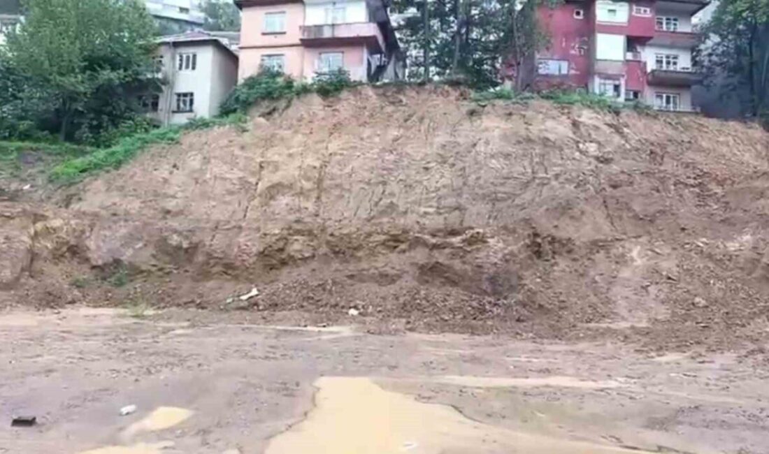 Zonguldak’ta sağanak yağışların yol açtığı heyelan sonucu bir istinat duvarı