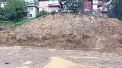 Zonguldak’ta sağanak yağışların yol açtığı heyelan sonucu bir istinat duvarı